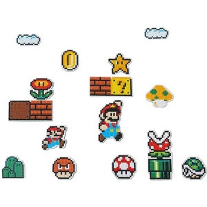Op de afbeelding: Een set van 14 kleurrijke, gepixelde strijklabels met personages en objecten uit de Super Mario Bros. videogame. De labels bevatten Mario, een paddenstoel, een ster, een munt, een wolk, een bloem, een pijp, een schildpadden schild en een bakstenen blok.