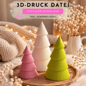 Op de afbeelding: Drie kegelvormige kerstboomdecoraties met een geribbelde textuur in roze, wit en limoengroen. De afbeelding bevat de tekst 3D-DRUCK DATEI, DIGITALER DOWNLOAD en INKL. GEWERBELIZENZ. Deze decoratieve items staan op een ronde houten schaal.