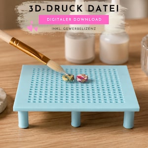 Könnte beinhalten: Ein hellblaues quadratisches Gittertablett mit kleinen zylindrischen Füßen, bei dem eine Pinselspitze eine von zwei kleinen runden, gemusterten Scheiben berührt. Der Text lautet 3D-DRUCK DATEI, DIGITALER DOWNLOAD und INKL. GEWERBELIZENZ.