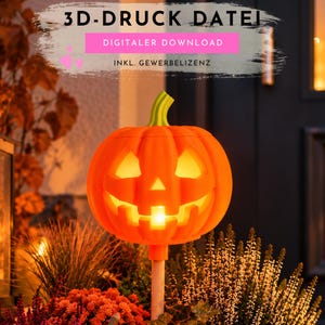 Könnte beinhalten: Ein leuchtend orangefarbener 3D-gedruckter Kürbis mit hellgrünem Stiel, montiert auf einem Holzstab. Der Kürbis hat ein geschnitztes Gesicht mit gelbem Licht, das aus dem Inneren strahlt, angeboten als digitale 3D-Druck-Datei zum Download.