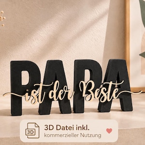 以下が含まれることがあります： 黒い木製の文字で「PAPA」と筆記体の「ist der Beste」と書かれています。背景にはドライフラワーが入った花瓶と額入りの植物画があります。画像にはテキストを含むグラフィックが含まれています。