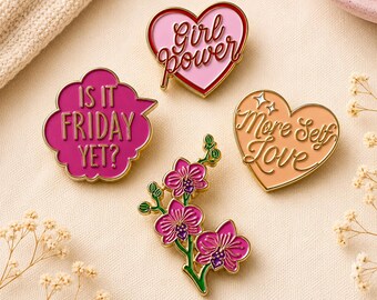 Speldjes met positieve teksten voor jas, tas en rugzak – Girl Power, More Self Love, orchidee en inspirerende citaten.