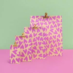 Blockbodenbeutel Tasche aus Papier 17 x 10 x 25 cm mit pinken Herzen