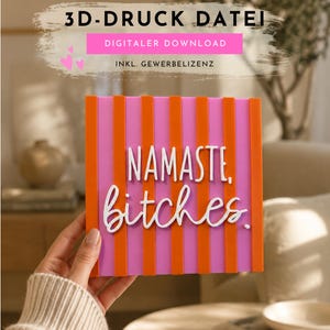 Puede incluir: Un letrero cuadrado con rayas verticales naranjas y rosas con el texto en blanco "NAMASTE, bitches.". La parte superior de la imagen incluye el texto "3D-DRUCK DATEI", "DIGITALER DOWNLOAD" e "INKL. GEWERBELIZENZ" con pequeños iconos de corazones rosas.