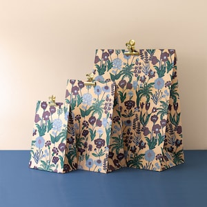 Blokbodemtas van papier 17 x 10 x 25 cm met vintage bloemen