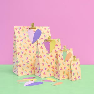 Blokbodem papieren zak 17 x 10 x 25 cm met kleurrijke hartjes