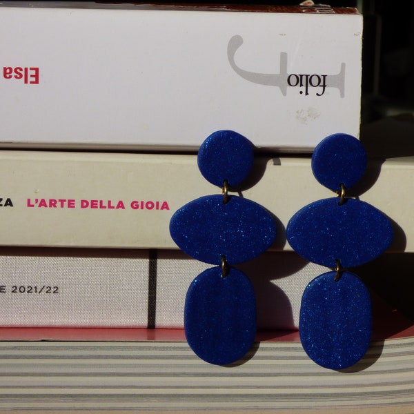 Boucles d'oreille en pâte fimo - bleu marine à paillettes