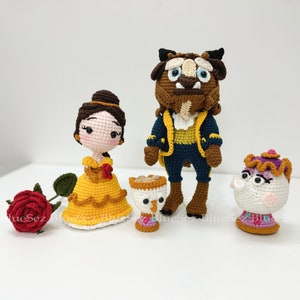 Può includere: Giocattoli di peluche all'uncinetto di Belle, Bestia e Mrs. Potts dal film Disney La Bella e la Bestia. Belle indossa un vestito giallo, la Bestia indossa un abito blu e oro e Mrs. Potts tiene una tazza da tè.