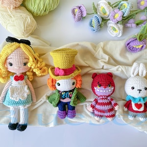 Bambola all'uncinetto Alice nel Paese delle Meraviglie Bambole dei personaggi di Alice nel Paese delle Meraviglie, Cappellaio matto, Alice, Il coniglio bianco, La bambola Amigurumi dello Stregatto immagine 5