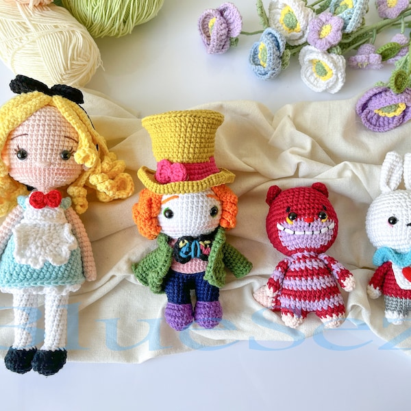 Bambola all'uncinetto Alice nel Paese delle Meraviglie - Bambole dei personaggi di Alice nel Paese delle Meraviglie, Cappellaio matto, Alice, Il coniglio bianco, La bambola Amigurumi dello Stregatto