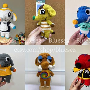 Könnte beinhalten: Eine Sammlung von sechs handgefertigten gehäkelten Elefantenfiguren in verschiedenen Farben. Jede Figur hat einzigartige Kleidung und Accessoires. Der Etsy-Shop-Name "Bluesez" und die URL sind im Bild sichtbar.