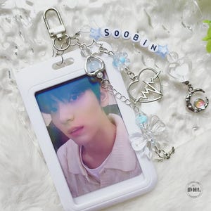 Kpop Weißer Fotokartenhalter, personalisiertes Idol Perlen Schlüsselbund, benutzerdefinierter Kpop Name Schlüsselbund, Bogen Schlüsselbund, ID-Kartenhalter, Aufbewahrung für Fotokarten