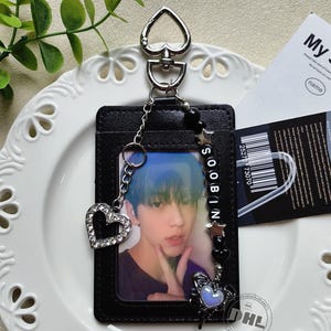 Schattige zwarte PU-fotokaarthouder, harthanger, aangepaste Kpop-naamsleutelhanger, Kpop-fantashanger, concertaccessoires, gepersonaliseerde fotokaarthouder