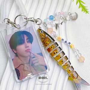 Portachiavi con esca per pesci e ciondolo, portachiavi con nome personalizzato, portachiavi con esca per pesci personalizzata, portafortuna, portafoto, regalo per i fan del K-pop