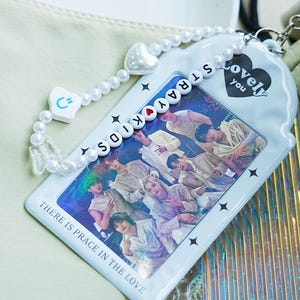 Chaveiro fofo em formato de coração branco, chaveiro com nome personalizado de K-pop, chaveiro personalizado com miçangas feito à mão, porta-cartões com foto de K-pop