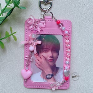 Kpop Rosa PC-Halter, rosa Bogen Zubehör, niedlicher Harz-Gummibärchen-Anhänger, benutzerdefinierte Kpop Name Schlüsselbund, Kpop Foto-Kartenhalter,ID-Kartenhalter