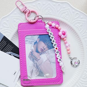 Portafoto in PU rosa estetico, graziosi accessori a forma di fiore rosa, portachiavi con perline personalizzate Kpop, portachiavi con sbieco, badge identificativo personalizzato