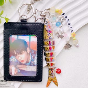 Fischköder Schlüsselbund, Benutzerdefinierter Kpop Name Schlüsselbund, Kpop Fotokartenhalter, Fischköder Schlüsselbund mit Charm, Personalisierter Angeln Schlüsselring, ID-Kartenhalter