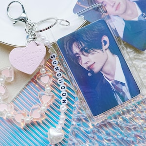 Chaveiro de acrílico com dois cartões deslizantes em formato de coração, chaveiro com nome K-pop personalizado, chaveiro com foto personalizada, chaveiro com miçangas feito à mão, porta-cartões pequeno K-pop