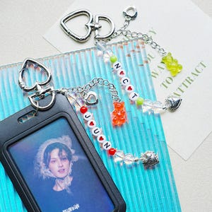 Porta-cartões preto, chaveiro de ursinho de goma colorido, chaveiro personalizado com nome K-pop, pingentes de ursinho de goma de resina, porta-cartões de identificação personalizado