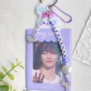 Porta-cartões de fotos de coelho roxo fofo, pingente de coração com strass, porta-cartões de fotos K-pop, chaveiro com nome K-pop personalizado, chaveiro K-pop, cartão de identificação com crachá