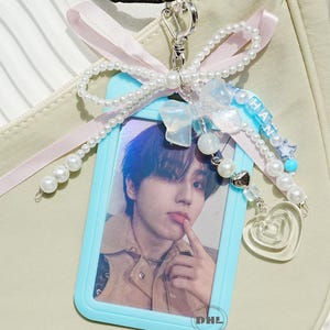 Pingente de coração com laço fofo, presente para fãs de K-pop, chaveiro com nome K-pop personalizado, chaveiro com porta-cartões de fotos azul personalizado, chaveiro com contas estéticas