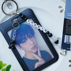 Hars Gummy Bear-hanger, gepersonaliseerde zwarte Photocard-sleutelhanger, aangepaste Kpop-naamsleutelhanger, ID-kaarthouder, Photocard-accessoires, idoolsleutelhanger