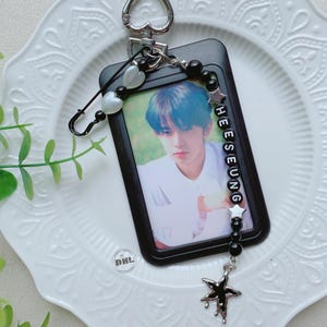 Netter schwarzer Fotokartenhalter, Papierklammeranhänger, personalisierte Sternperlen, kundenspezifischer Kpop Name Schlüsselbund, Kpop Fan Konzert Taschenanhänger, Ausweishalter