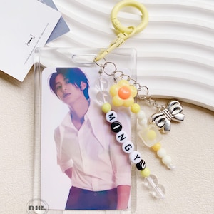 Ästhetischer niedlicher klarer Acrylfotokartenhalter, kundenspezifischer Kpop-Namensfotokartenhalter, personalisierter handgemachter Perlen-Foto-Schlüsselbund, K-Pop-PC-Halter