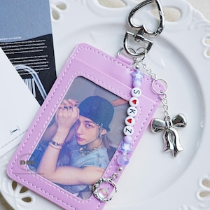 Niedlicher Bogen-Anhänger, Ästhetischer Rosa-Kartenhalter-Herz-Schlüsselbund, Handgefertigter Benutzerdefinierter Kpop-Namen-Perlen-Schlüsselbund, personalisierter Fotokartenhalter-Schlüsselbund