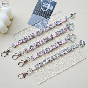 Llavero con nombre personalizado y letras de diamantes de imitación, hecho a mano, con letras brillantes personalizadas, llavero para bolso, accesorios de diamantes de imitación en forma de corazón.