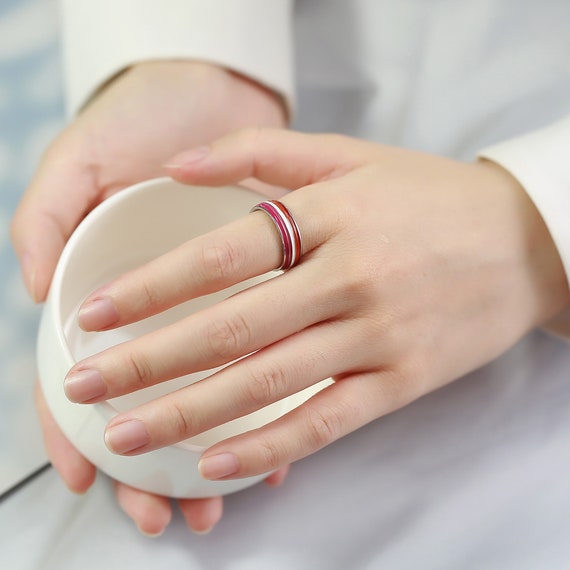 Anillo de acero de titanio con bandera del arco iris LGBT pareja