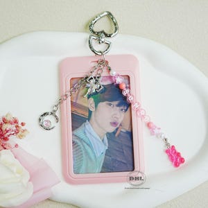 Rosa Fotokarte Schlüsselanhänger, ID-Kartenhalter, individuelle niedliche Kpop Name Fotokarte Schlüsselanhänger, personalisierte handgemachte Perlen Schlüsselanhänger, Herz Schlüsselanhänger
