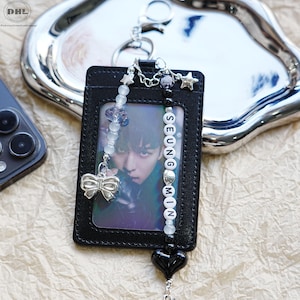 Porte-cartes noir personnalisé, Pendentif noeud en argent exquis, Porte-clés personnalisé K-pop avec porte-cartes photo, Pendentif coeur noir en perles
