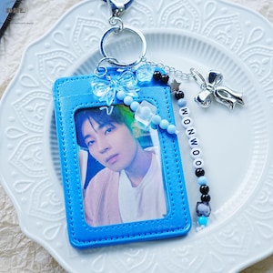 Porte-clés personnalisé avec porte-cartes photo, porte-clés Kpop avec nom personnalisé, porte-clés en perles fait main, porte-cartes photo Kpop, joli porte-clés avec noeud en argent
