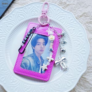 Llaveros personalizados con nombre de K-pop, llaveros porta tarjetas con foto personalizados, llaveros de cuentas hechos a mano, tarjeteros de K-pop, llaveros con lazo plateado.