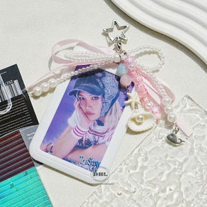 Niedlicher rosa Band-Bogen-Stern-Schlüsselanhänger, Perlen-Muschel-Anhänger, K-Pop PC Halter, weißer Foto-Kartenhalter-Schlüsselanhänger, kundenspezifischer Kpop-Namensperlen-Schlüsselanhänger