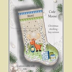 Peut inclure: Un motif de point de croix pour une chaussette de Noël représentant un adorable élan avec une lanterne dans une forêt enneigée. La chaussette est personnalisable avec des lettres. Le motif est intitulé "Cute Moose Christmas Stocking - Boy Version".