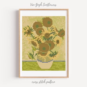Könnte beinhalten: Gerahmtes Kreuzstichmuster von Van Goghs Sonnenblumen. Das Kunstwerk zeigt einen Strauß Sonnenblumen in einer weißen Vase mit blauem Rand, vor einem grünen und gelben Hintergrund. Der Text "Van Gogh Sunflowers" und "cross stitch pattern" sind sichtbar.