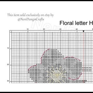 K&ouml;nnte beinhalten: Schwarzwei&szlig;es Kreuzstichmuster f&uuml;r den Buchstaben H, gestaltet wie eine Blume. Das Muster befindet sich auf einem Gitter mit Zahlen oben und an der Seite.