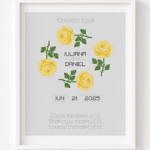 Puede incluir: Arte en punto de cruz enmarcado con fondo gris claro. El diseño presenta rosas amarillas dispuestas en círculo alrededor de los nombres "JULIANA -and- DANIEL" y la fecha "JUN 21 2025". También se incluye el texto "United in Love" y una cita.