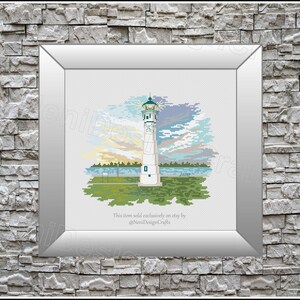 Peut inclure: Motif de point de croix d'un phare blanc avec un toit vert sur un fond de ciel bleu avec des nuages. Le phare est situ&eacute; sur une petite &icirc;le avec de l'herbe verte et des arbres. Le texte "Marine City" est inscrit sur le phare.