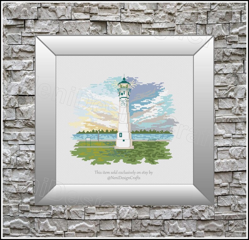 Peut inclure: Motif de point de croix d'un phare blanc avec un toit vert sur un fond de ciel bleu avec des nuages. Le phare est situ&eacute; sur une petite &icirc;le avec de l'herbe verte et des arbres. Le texte "Marine City" est inscrit sur le phare.