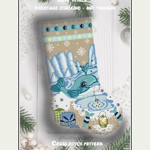 Op de afbeelding: Kruissteekpatroon voor een kerstsok met een schattige walvis die in ijsblauw water zwemt. De sok is versierd met sneeuwvlokken, sterren en een blauw-wit gestreept patroon. De tekst "CUTE WHALE CHRISTMAS STOCKING - BOY VERSION" staat bovenaan de sok. De tekst "This item sold exclusively on etsy by @NeniDesignCrafts CROSS STITCH PATTERN" staat onderaan de sok.