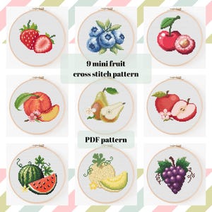 Puede incluir: Nueve bastidores de bordado circulares con patrones de punto de cruz de varias frutas incluyendo fresas, arándanos, cerezas, melocotones, peras, manzanas, sandía, melón y uvas. El texto 9 mini fruit cross stitch pattern PDF pattern es visible.