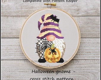 Può includere: Uno schema di punto croce per un gnomo di Halloween che tiene una zucca. Lo gnomo indossa un cappello a strisce viola e giallo e ha una barba bianca. Lo schema è compatibile con Pattern Keeper.