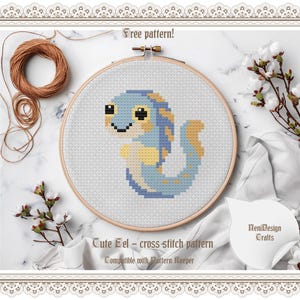 Op de afbeelding: Een kruissteekpatroon van een schattige blauwe en gele paling met grote ogen. Het patroon wordt getoond in een houten borduurring op een wit oppervlak. De tekst "Cute Eel - cross stitch pattern" staat onder de ring. De tekst "Free pattern!" staat boven de ring. De tekst "Compatible with Pattern Keeper" staat onder de patroonnaam. De tekst "Reni Design Crafts" staat in de rechterbenedenhoek van de afbeelding.