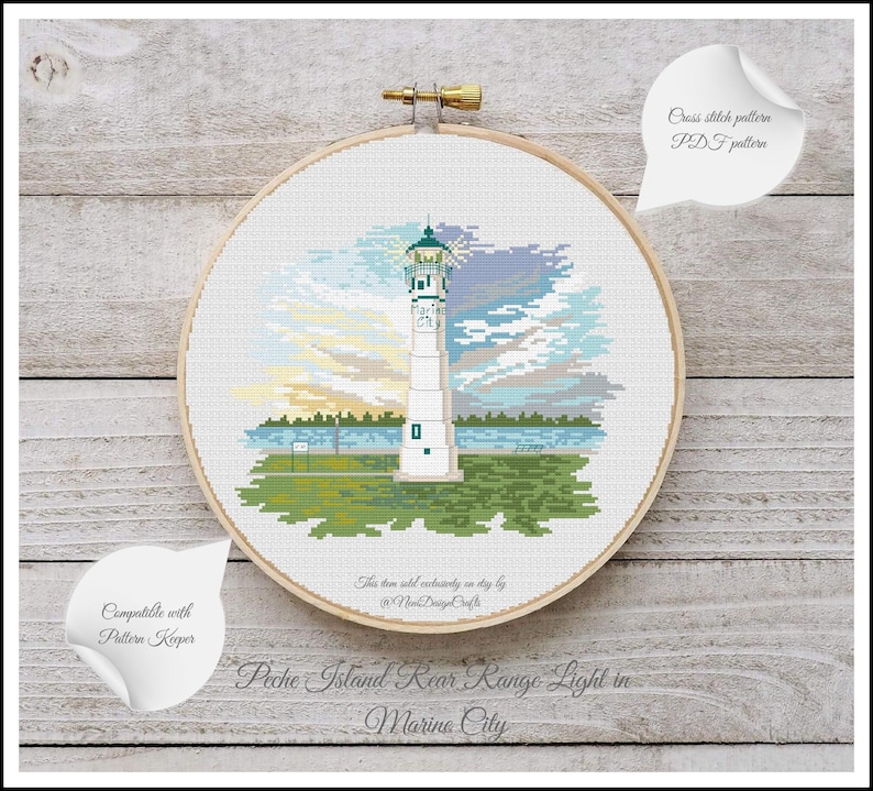 Peut inclure: Motif de point de croix d'un phare blanc avec un toit vert sur fond de ciel bleu avec des nuages. Le phare est situ&eacute; sur une petite &icirc;le avec de l'herbe verte et des arbres. Le texte "Peche Island Rear Range Light in Marine City" est situ&eacute; sous l'image.