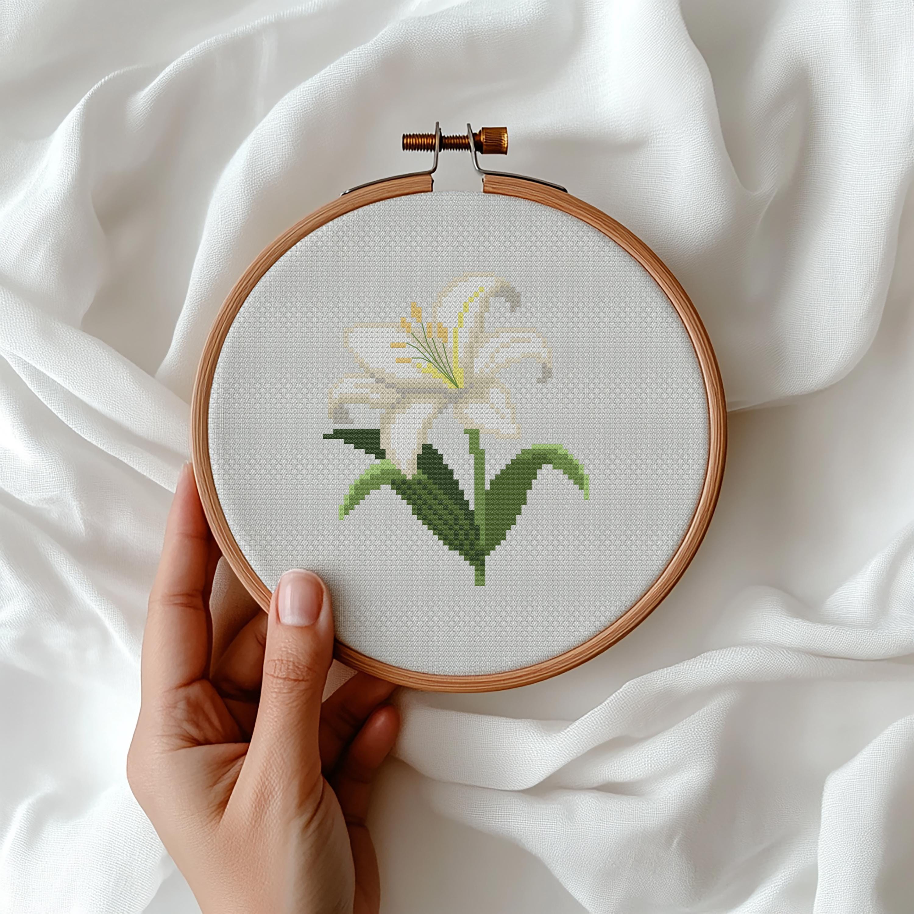ミニフローラルクロスステッチ：白いユリの花、ボタニカル刺繍、モダン