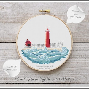 Könnte beinhalten: Ein Kreuzstichmuster in einem hölzernen Stickrahmen, das den Grand Haven Leuchtturm in Michigan zeigt. Das Design zeigt einen roten Leuchtturm und ein Gebäude, die durch einen Steg über blauen Meereswellen verbunden sind. Der Text umfasst Cross stitch pattern, PDF pattern, Compatible with Pattern Keeper und This item sold exclusively on etsy by @NewDesignCrafts.